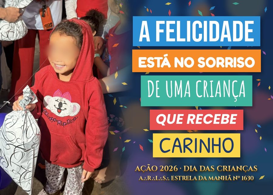 Uma menina sorri ao receber um presente no Dia das Crianças, ao lado da frase A felicidade está no sorriso de uma criança que recebe carinho