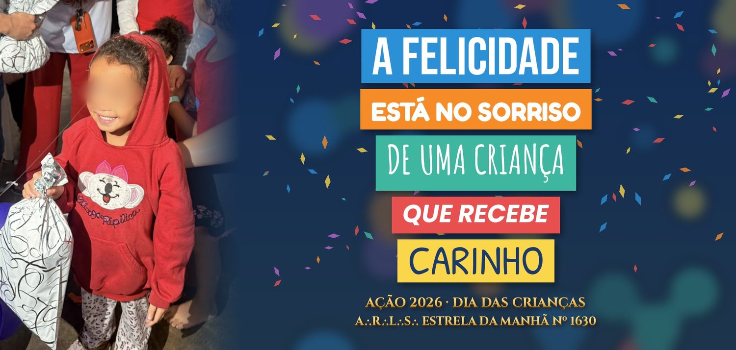 Uma menina de moletom vermelho sorri com seu presente, ao lado da frase: o sorriso de uma criança é a obra mais bonita que se constrói