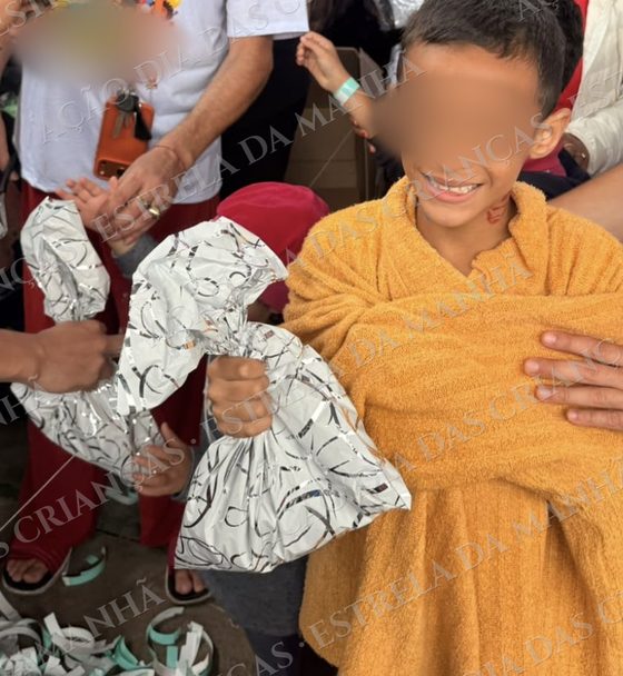 Criança sorri com seu presente no Dia das Crianças