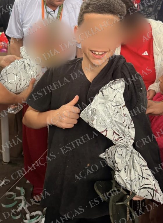 Criança sorri com seu presente no Dia das Crianças