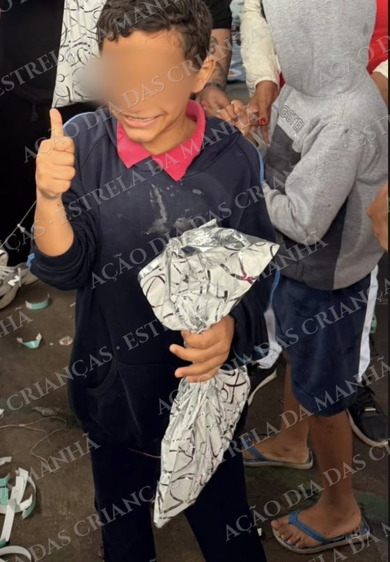 Criança sorri com seu presente no Dia das Crianças