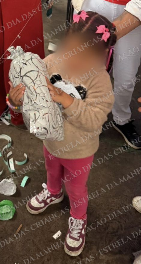 Criança sorri com seu presente no Dia das Crianças